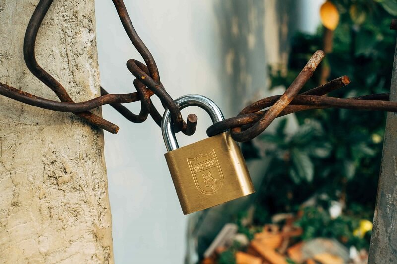 lock and a chain - the concept of password strength